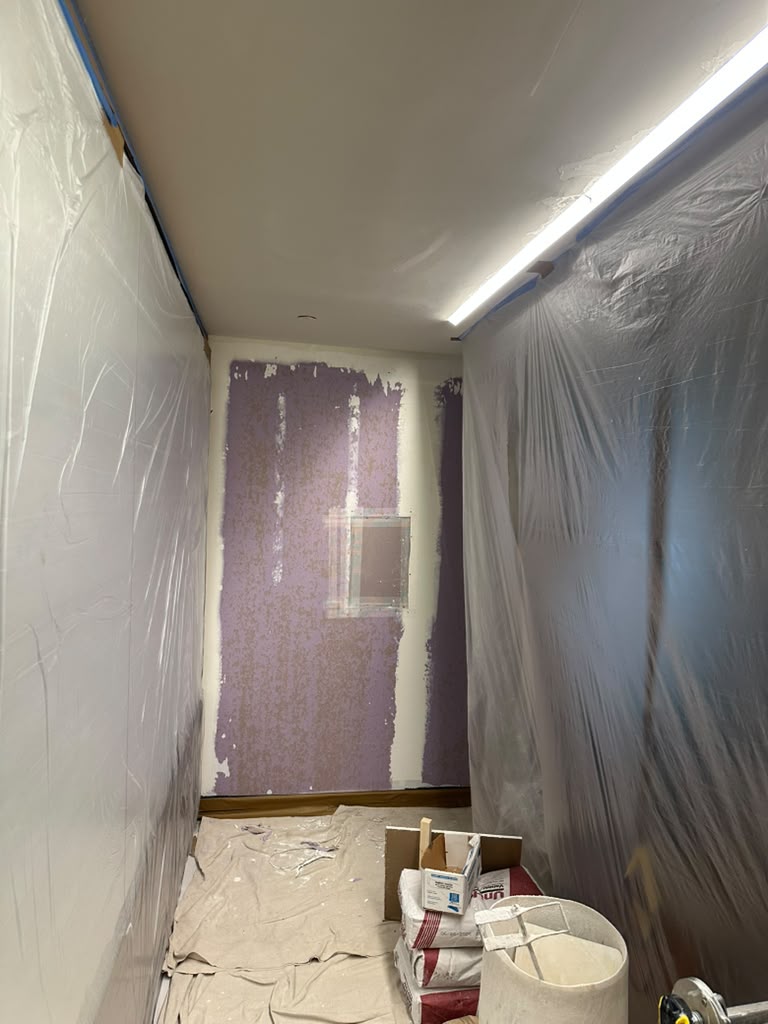 Ceiling smoothing in a narrow protected room