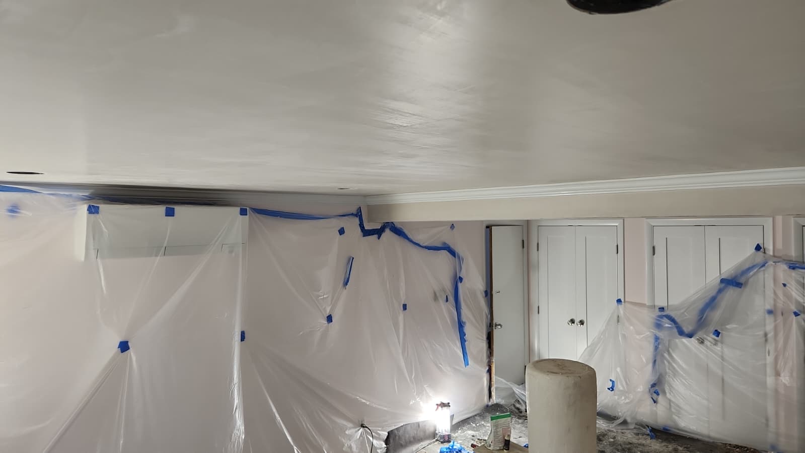 Ceiling surface with the room protected