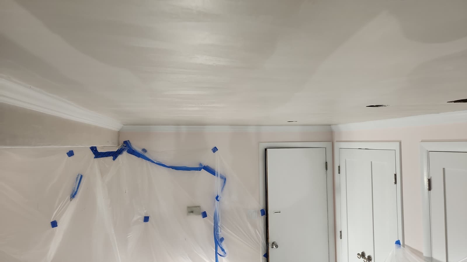 Ceiling finishing detail along the molding