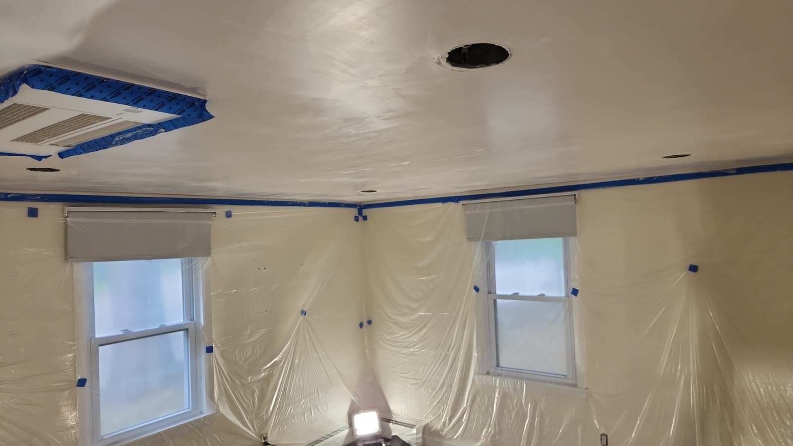 Ceiling finishing with walls and ventilation protected